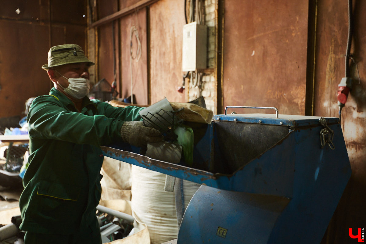 Как получается красивая мозаика из дробленого твердого пластика, зачем могут понадобиться 400-килограммовые кипы картона и что такое агломерат: «Ключ-Медиа» побывал на владимирской площадке, где мусор обретает вторую жизнь.