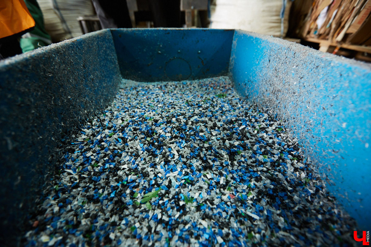 Как получается красивая мозаика из дробленого твердого пластика, зачем могут понадобиться 400-килограммовые кипы картона и что такое агломерат: «Ключ-Медиа» побывал на владимирской площадке, где мусор обретает вторую жизнь.