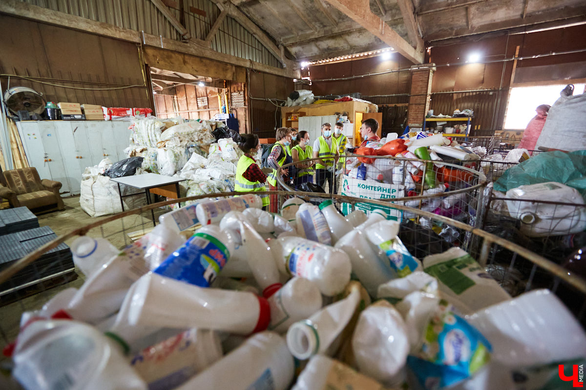 Как получается красивая мозаика из дробленого твердого пластика, зачем могут понадобиться 400-килограммовые кипы картона и что такое агломерат: «Ключ-Медиа» побывал на владимирской площадке, где мусор обретает вторую жизнь.