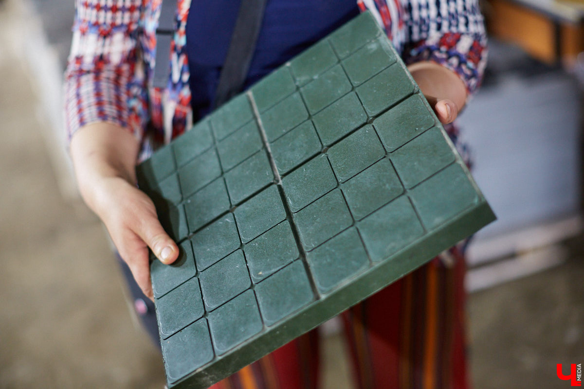 Как получается красивая мозаика из дробленого твердого пластика, зачем могут понадобиться 400-килограммовые кипы картона и что такое агломерат: «Ключ-Медиа» побывал на владимирской площадке, где мусор обретает вторую жизнь.