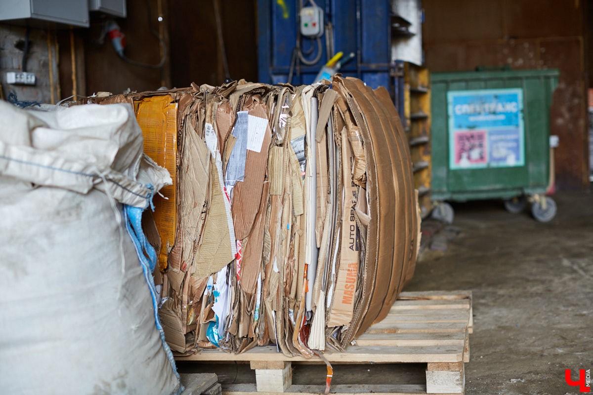 Как получается красивая мозаика из дробленого твердого пластика, зачем могут понадобиться 400-килограммовые кипы картона и что такое агломерат: «Ключ-Медиа» побывал на владимирской площадке, где мусор обретает вторую жизнь.