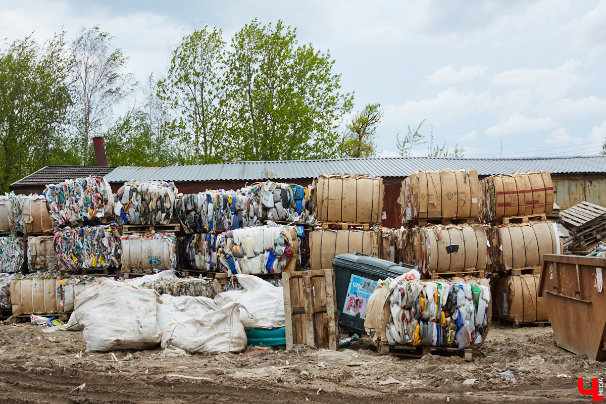 Как получается красивая мозаика из дробленого твердого пластика, зачем могут понадобиться 400-килограммовые кипы картона и что такое агломерат: «Ключ-Медиа» побывал на владимирской площадке, где мусор обретает вторую жизнь.