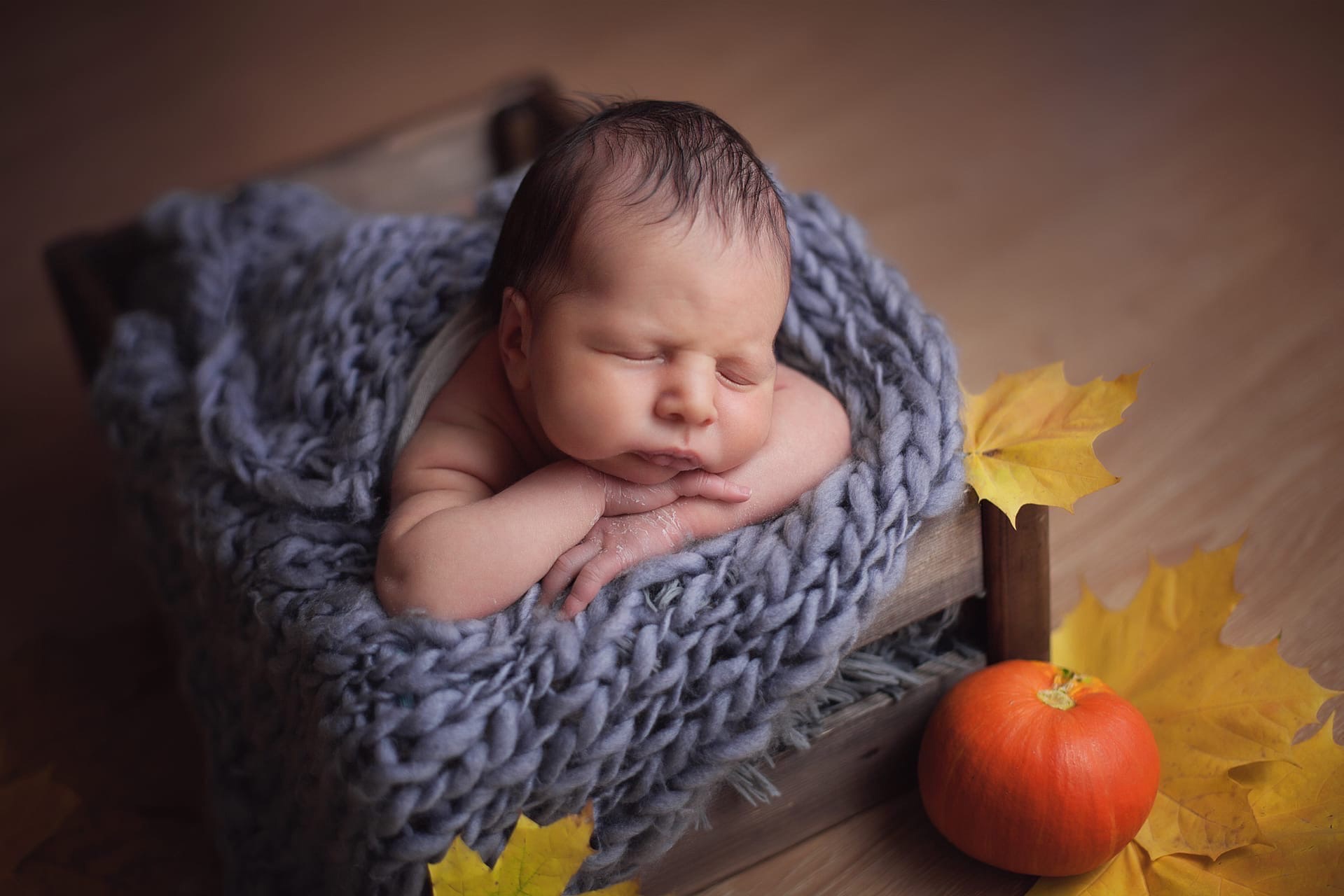 Фотосессии newborn выглядят мило, но сколько труда требуется для создания кадров со спящими ангелочками? Узнаем у владимирского бейби-фотографа, зачем родители заказывают своим крохам съемку и как профессионалы сотрудничают с необычными моделями.