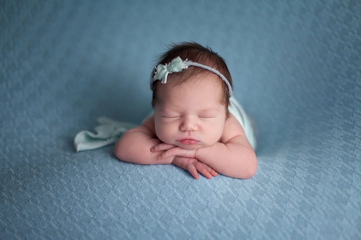 Фотосессии newborn выглядят мило, но сколько труда требуется для создания кадров со спящими ангелочками? Узнаем у владимирского бейби-фотографа, зачем родители заказывают своим крохам съемку и как профессионалы сотрудничают с необычными моделями.