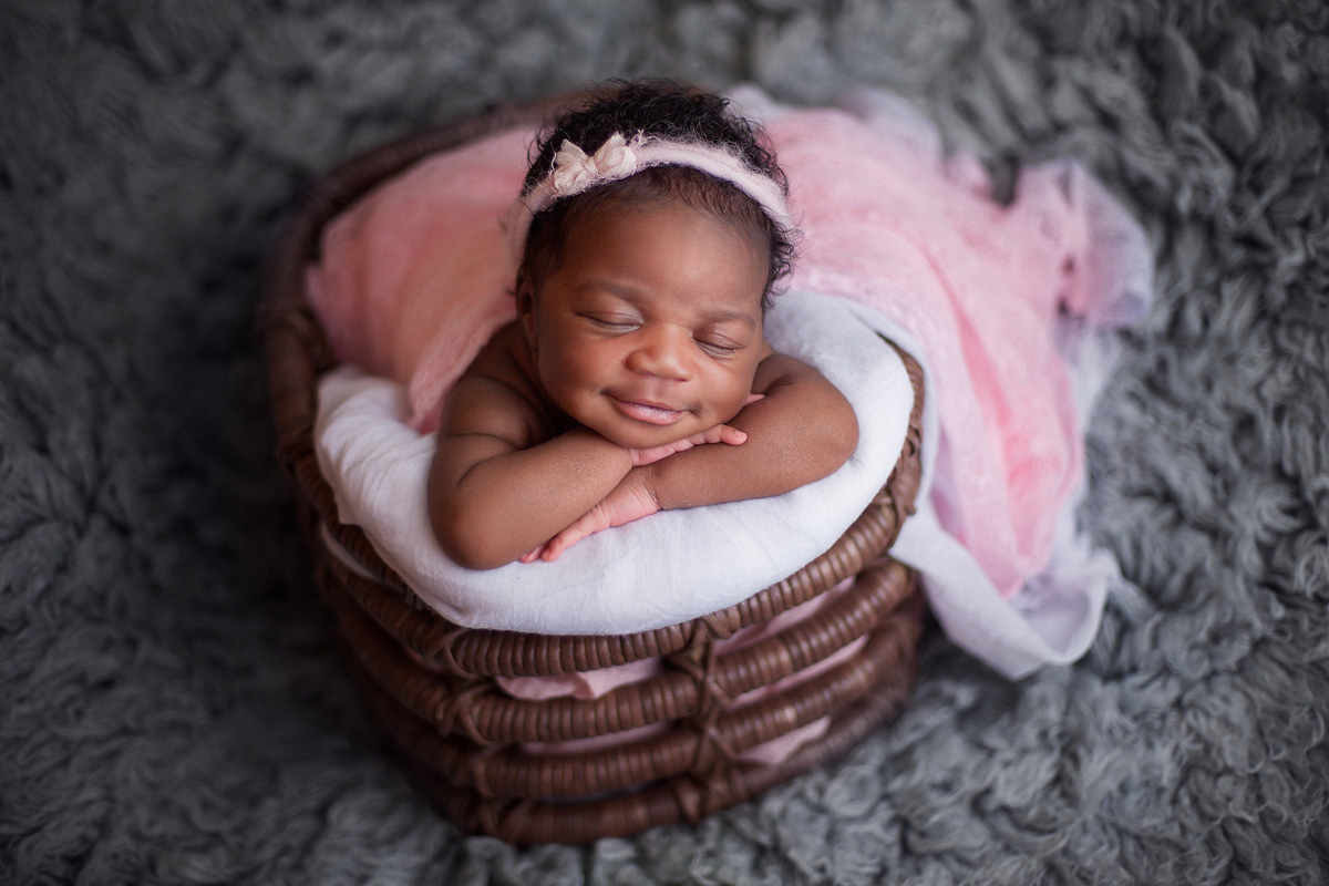 Фотосессии newborn выглядят мило, но сколько труда требуется для создания кадров со спящими ангелочками? Узнаем у владимирского бейби-фотографа, зачем родители заказывают своим крохам съемку и как профессионалы сотрудничают с необычными моделями.