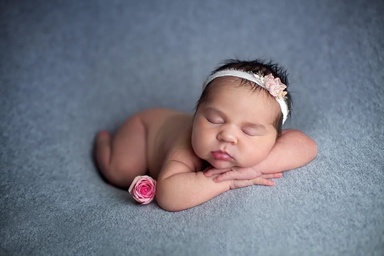 Фотосессии newborn выглядят мило, но сколько труда требуется для создания кадров со спящими ангелочками? Узнаем у владимирского бейби-фотографа, зачем родители заказывают своим крохам съемку и как профессионалы сотрудничают с необычными моделями.