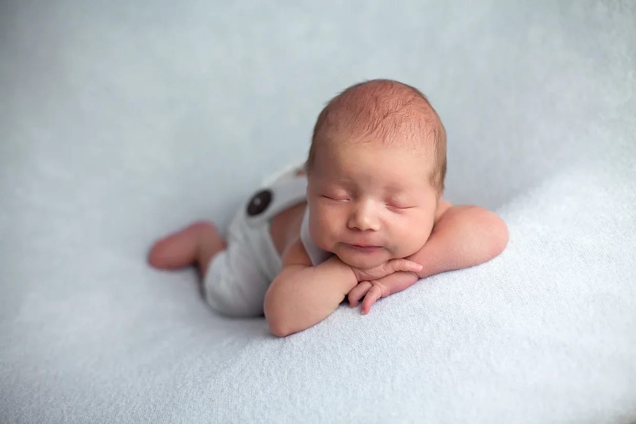 Фотосессии newborn выглядят мило, но сколько труда требуется для создания кадров со спящими ангелочками? Узнаем у владимирского бейби-фотографа, зачем родители заказывают своим крохам съемку и как профессионалы сотрудничают с необычными моделями.