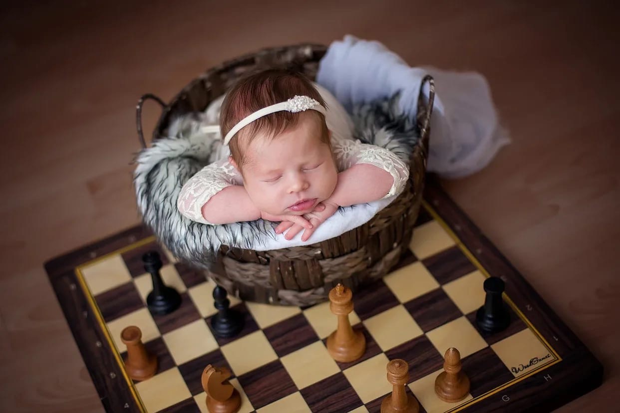 Фотосессии newborn выглядят мило, но сколько труда требуется для создания кадров со спящими ангелочками? Узнаем у владимирского бейби-фотографа, зачем родители заказывают своим крохам съемку и как профессионалы сотрудничают с необычными моделями.