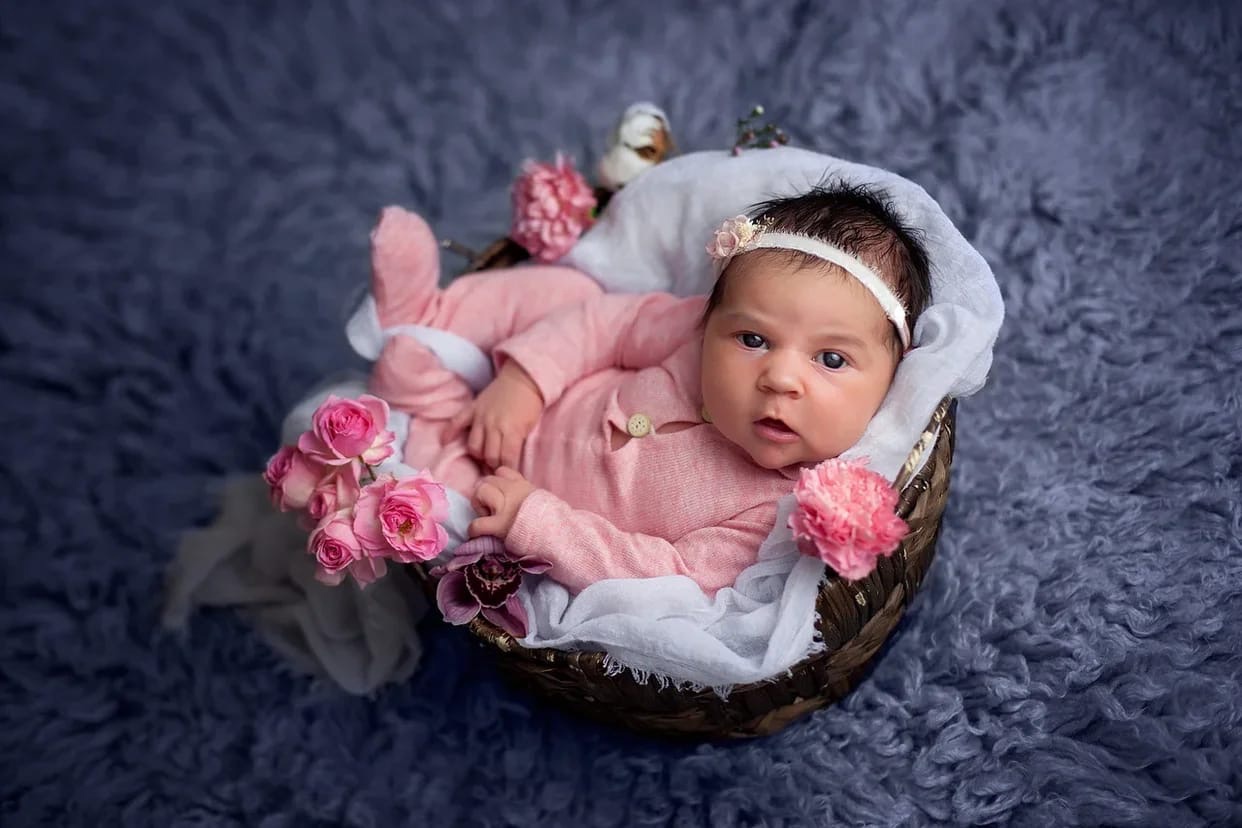 Фотосессии newborn выглядят мило, но сколько труда требуется для создания кадров со спящими ангелочками? Узнаем у владимирского бейби-фотографа, зачем родители заказывают своим крохам съемку и как профессионалы сотрудничают с необычными моделями.