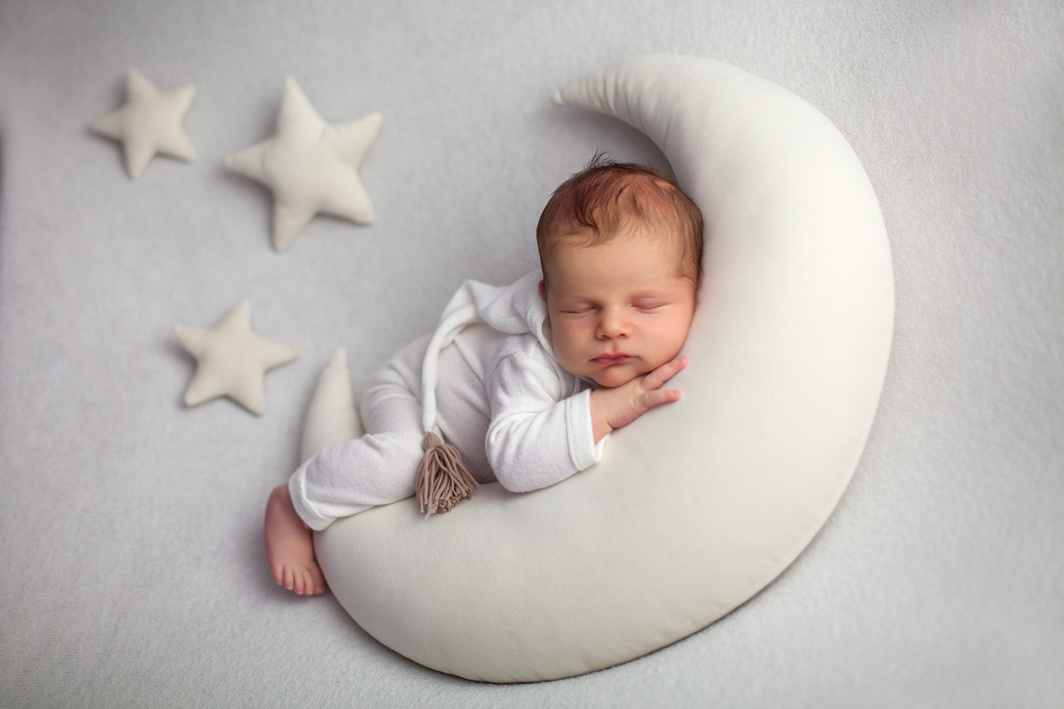 Фотосессии newborn выглядят мило, но сколько труда требуется для создания кадров со спящими ангелочками? Узнаем у владимирского бейби-фотографа, зачем родители заказывают своим крохам съемку и как профессионалы сотрудничают с необычными моделями.