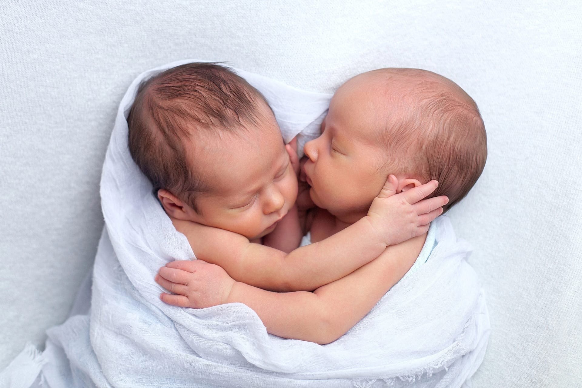 Фотосессии newborn выглядят мило, но сколько труда требуется для создания кадров со спящими ангелочками? Узнаем у владимирского бейби-фотографа, зачем родители заказывают своим крохам съемку и как профессионалы сотрудничают с необычными моделями.