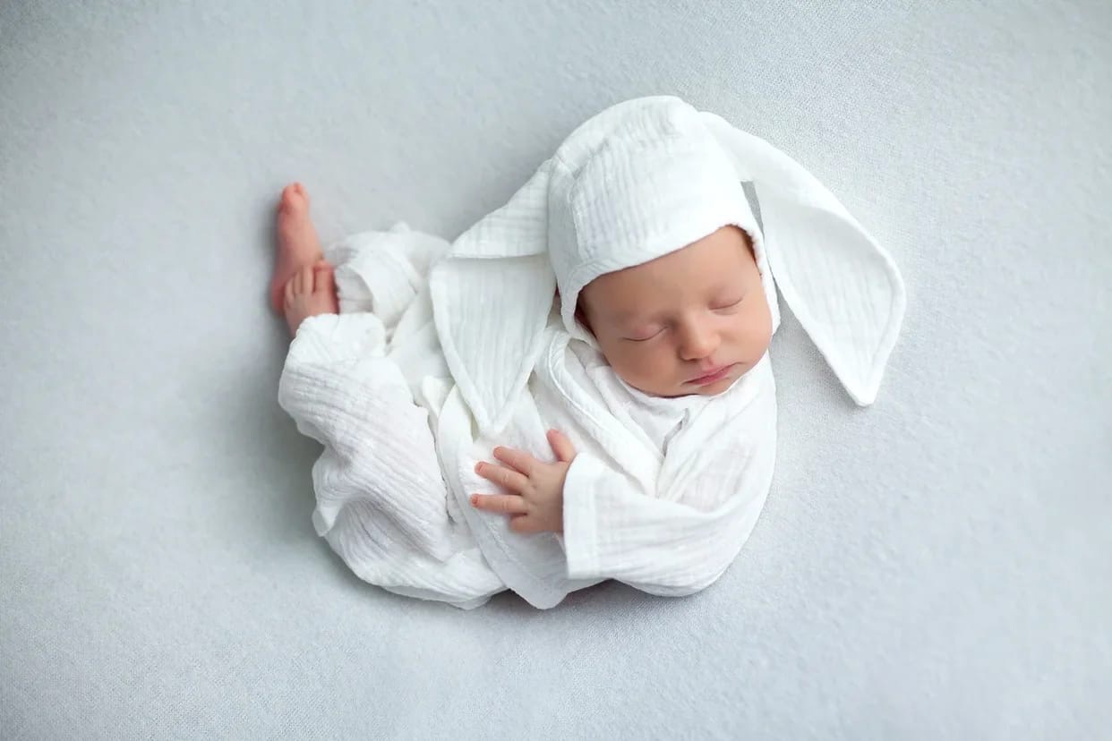 Фотосессии newborn выглядят мило, но сколько труда требуется для создания кадров со спящими ангелочками? Узнаем у владимирского бейби-фотографа, зачем родители заказывают своим крохам съемку и как профессионалы сотрудничают с необычными моделями.