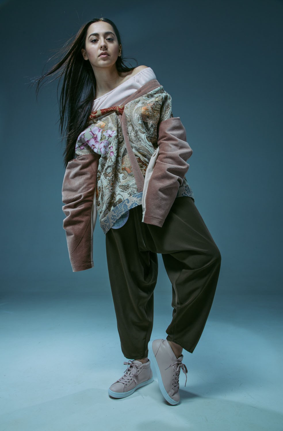 На дворе почти лето и самый разгар «Евровидения». Мы решили вдохновиться яркими образами Манижи и вместе со стилистом Александрой Креар поискать похожие наряды во владимирских магазинах.