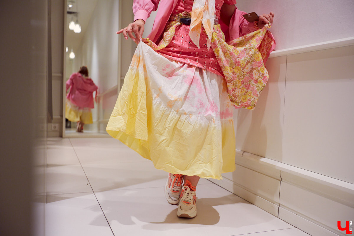 На дворе почти лето и самый разгар «Евровидения». Мы решили вдохновиться яркими образами Манижи и вместе со стилистом Александрой Креар поискать похожие наряды во владимирских магазинах.