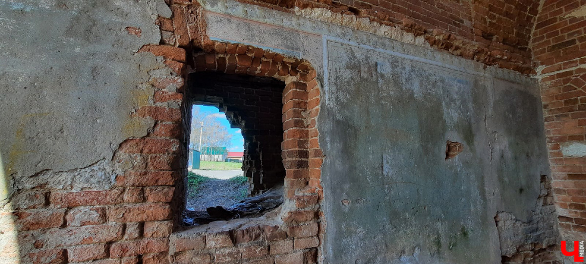 Чудом уцелевшие валы древнего города. А рядом с ними - удивительная заброшенная колокольня. Чем не повод совершить сталкерскую вылазку в Городище?