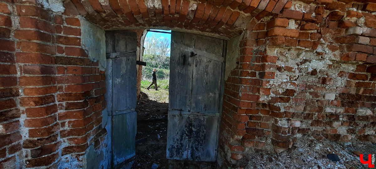 Чудом уцелевшие валы древнего города. А рядом с ними - удивительная заброшенная колокольня. Чем не повод совершить сталкерскую вылазку в Городище?