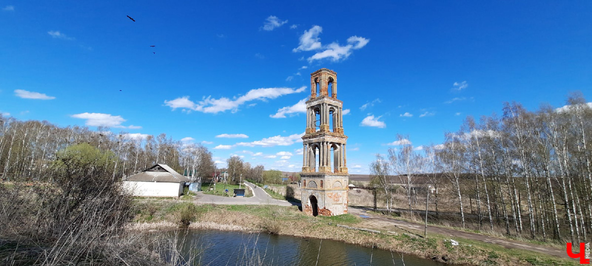 Чудом уцелевшие валы древнего города. А рядом с ними - удивительная заброшенная колокольня. Чем не повод совершить сталкерскую вылазку в Городище?