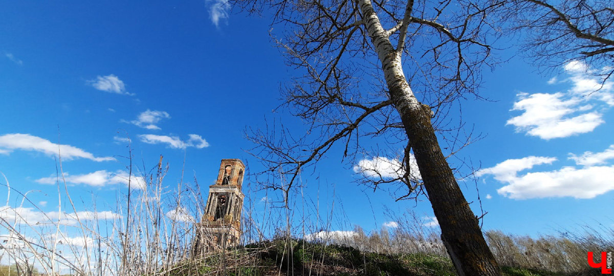 Чудом уцелевшие валы древнего города. А рядом с ними - удивительная заброшенная колокольня. Чем не повод совершить сталкерскую вылазку в Городище?
