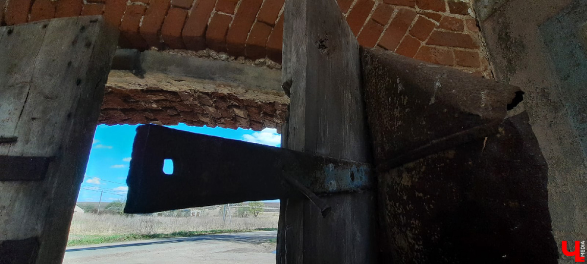 Чудом уцелевшие валы древнего города. А рядом с ними - удивительная заброшенная колокольня. Чем не повод совершить сталкерскую вылазку в Городище?