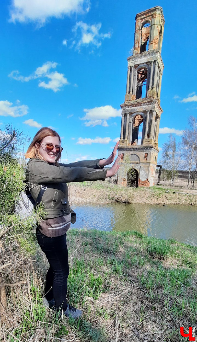 Чудом уцелевшие валы древнего города. А рядом с ними - удивительная заброшенная колокольня. Чем не повод совершить сталкерскую вылазку в Городище?