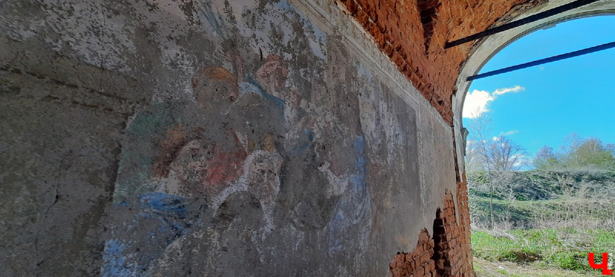 Чудом уцелевшие валы древнего города. А рядом с ними - удивительная заброшенная колокольня. Чем не повод совершить сталкерскую вылазку в Городище?