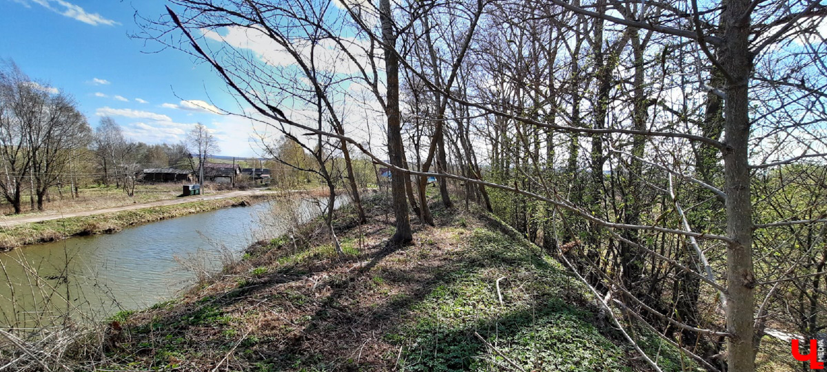 Чудом уцелевшие валы древнего города. А рядом с ними - удивительная заброшенная колокольня. Чем не повод совершить сталкерскую вылазку в Городище?