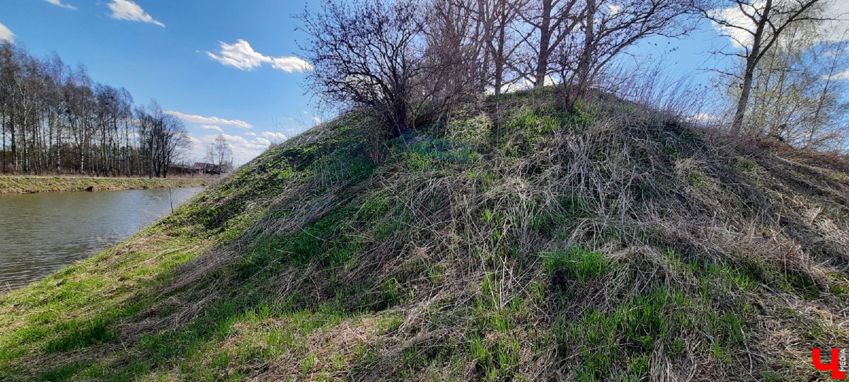 Чудом уцелевшие валы древнего города. А рядом с ними - удивительная заброшенная колокольня. Чем не повод совершить сталкерскую вылазку в Городище?