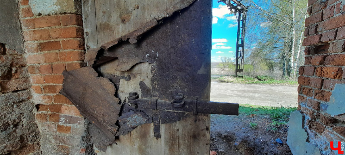 Чудом уцелевшие валы древнего города. А рядом с ними - удивительная заброшенная колокольня. Чем не повод совершить сталкерскую вылазку в Городище?