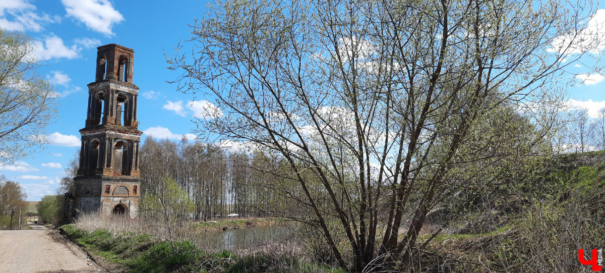 Чудом уцелевшие валы древнего города. А рядом с ними - удивительная заброшенная колокольня. Чем не повод совершить сталкерскую вылазку в Городище?