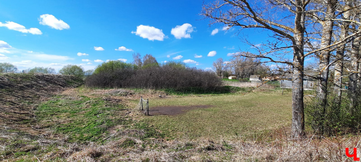Чудом уцелевшие валы древнего города. А рядом с ними - удивительная заброшенная колокольня. Чем не повод совершить сталкерскую вылазку в Городище?
