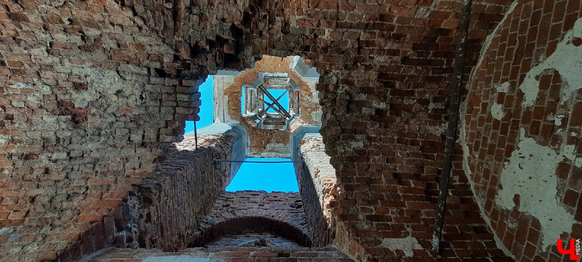 Чудом уцелевшие валы древнего города. А рядом с ними - удивительная заброшенная колокольня. Чем не повод совершить сталкерскую вылазку в Городище?