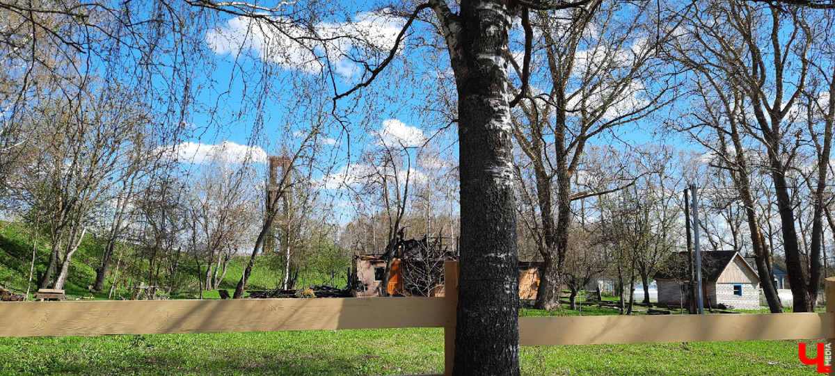 Чудом уцелевшие валы древнего города. А рядом с ними - удивительная заброшенная колокольня. Чем не повод совершить сталкерскую вылазку в Городище?