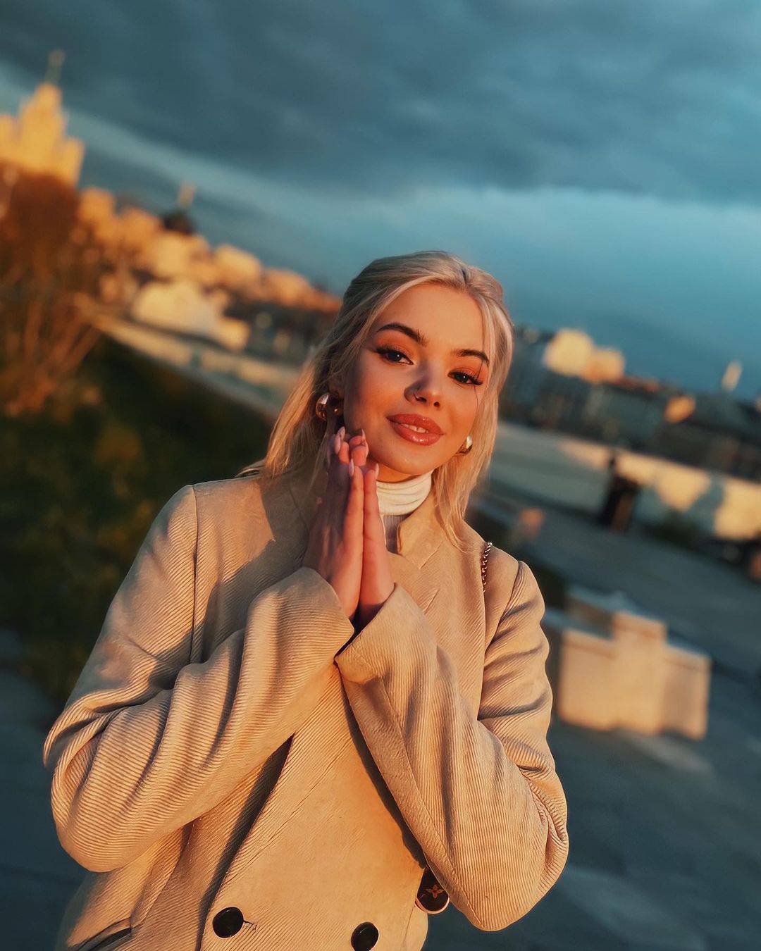 Как участница «Comedy Woman» и других юмористических проектов сможет провести хоккейный матч? Общаемся с Софьей Лобановой о нежной любви к мужскому виду спорта и незабываемом опыте.