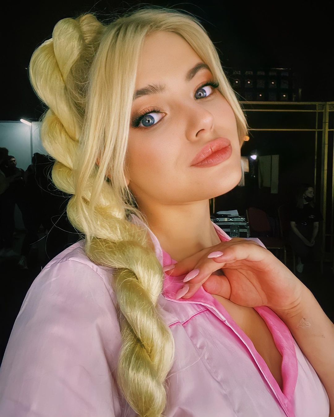 Как участница «Comedy Woman» и других юмористических проектов сможет провести хоккейный матч? Общаемся с Софьей Лобановой о нежной любви к мужскому виду спорта и незабываемом опыте.