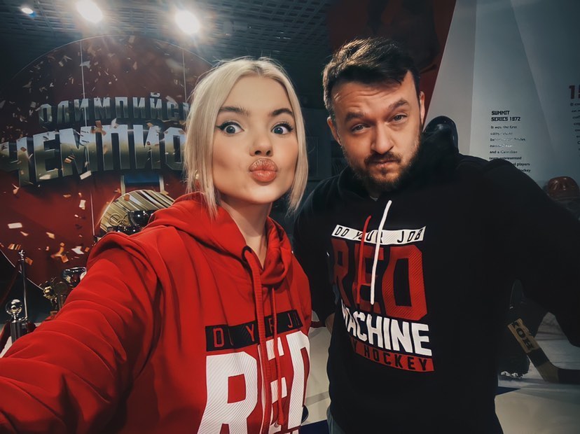 Как участница «Comedy Woman» и других юмористических проектов сможет провести хоккейный матч? Общаемся с Софьей Лобановой о нежной любви к мужскому виду спорта и незабываемом опыте.