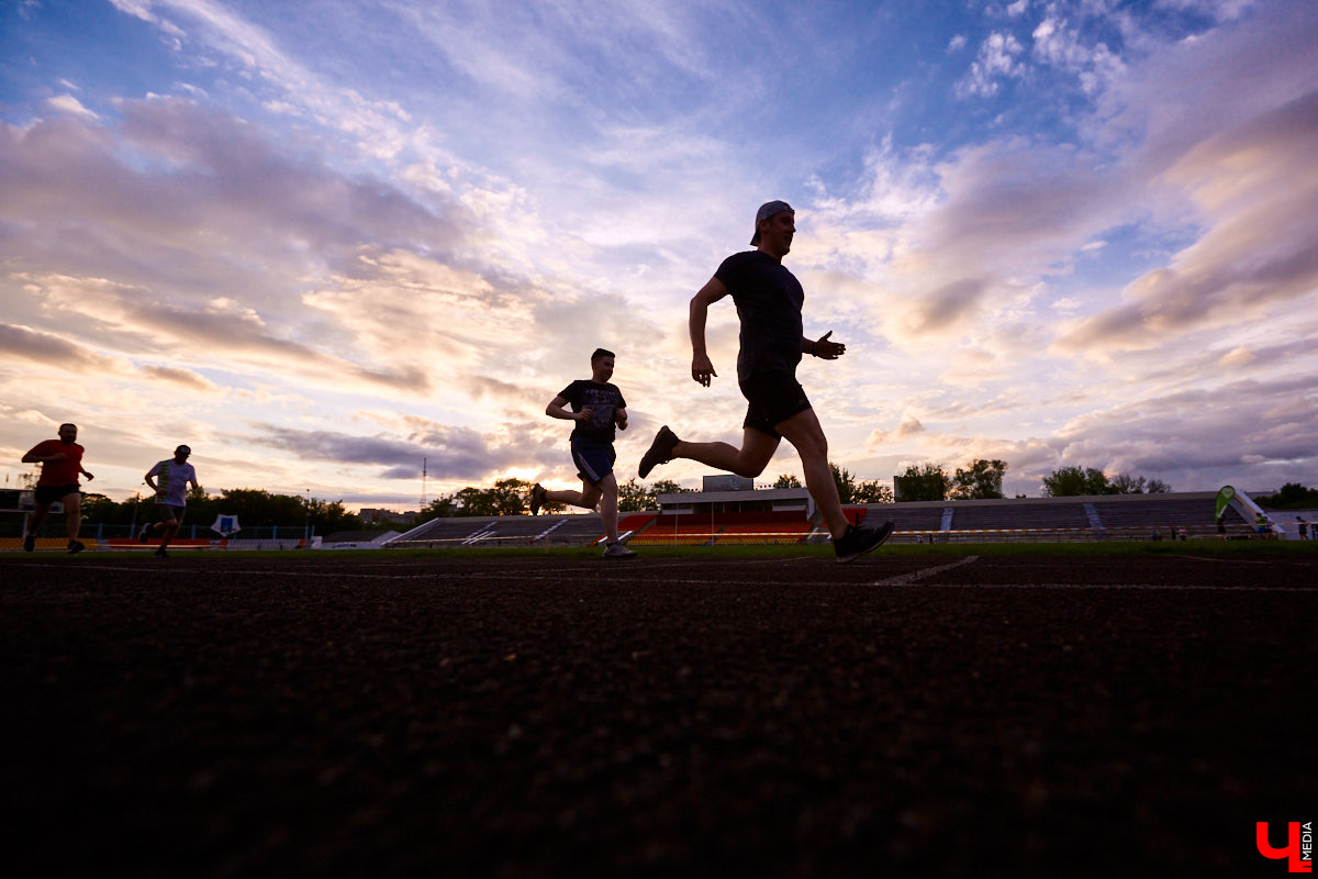 Фитнес-клуб «Атмосфера» задумал интересную коллаборацию: вместе с клубом «I Love Running» они проведут подготовку бегунов к Владимирскому полумарафону. Среди «подопытных» — Виктория Силантьева и Тимофей Копылов.