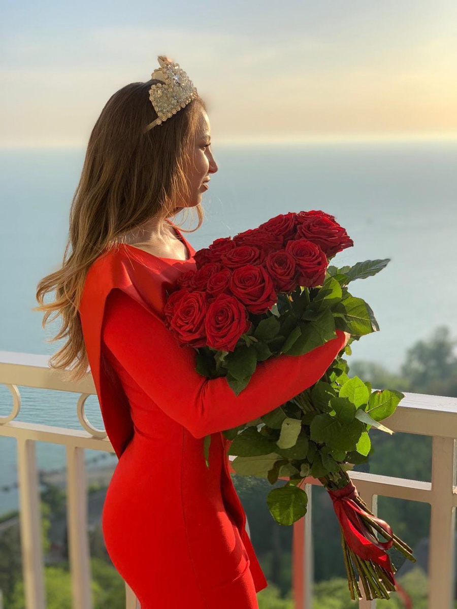 Юлия Плотникова вернулась домой с одним из главных титулов и роскошной короной победительницы и уже успела рассказать нам про свое участие в конкурсе.