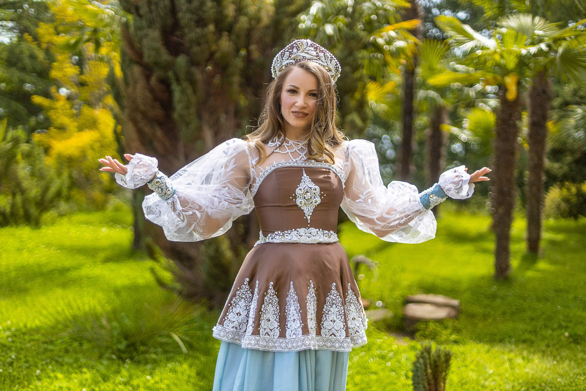 Юлия Плотникова вернулась домой с одним из главных титулов и роскошной короной победительницы и уже успела рассказать нам про свое участие в конкурсе.