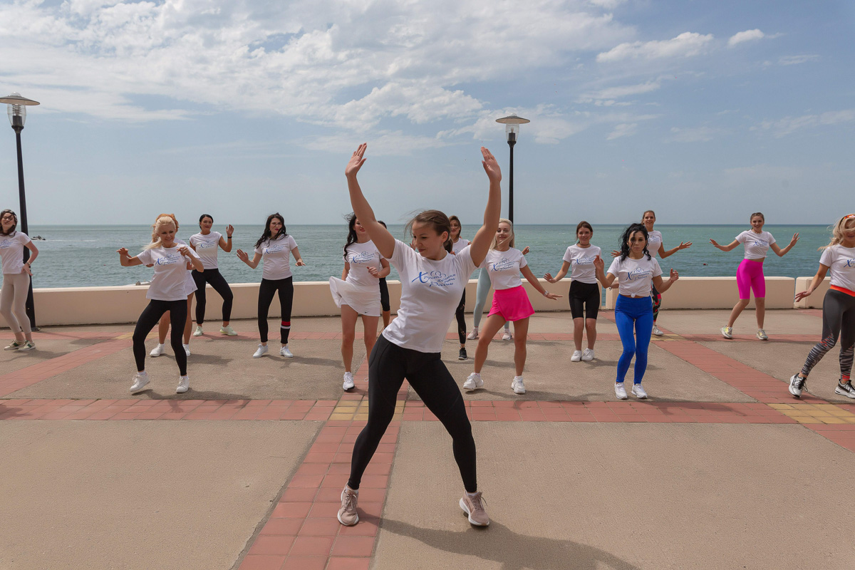 Юлия Плотникова вернулась домой с одним из главных титулов и роскошной короной победительницы и уже успела рассказать нам про свое участие в конкурсе.