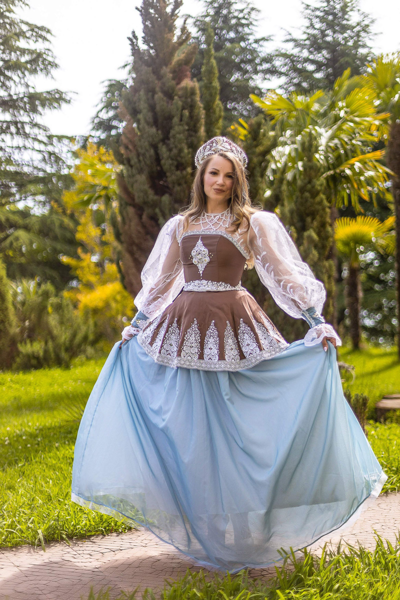 Юлия Плотникова вернулась домой с одним из главных титулов и роскошной короной победительницы и уже успела рассказать нам про свое участие в конкурсе.