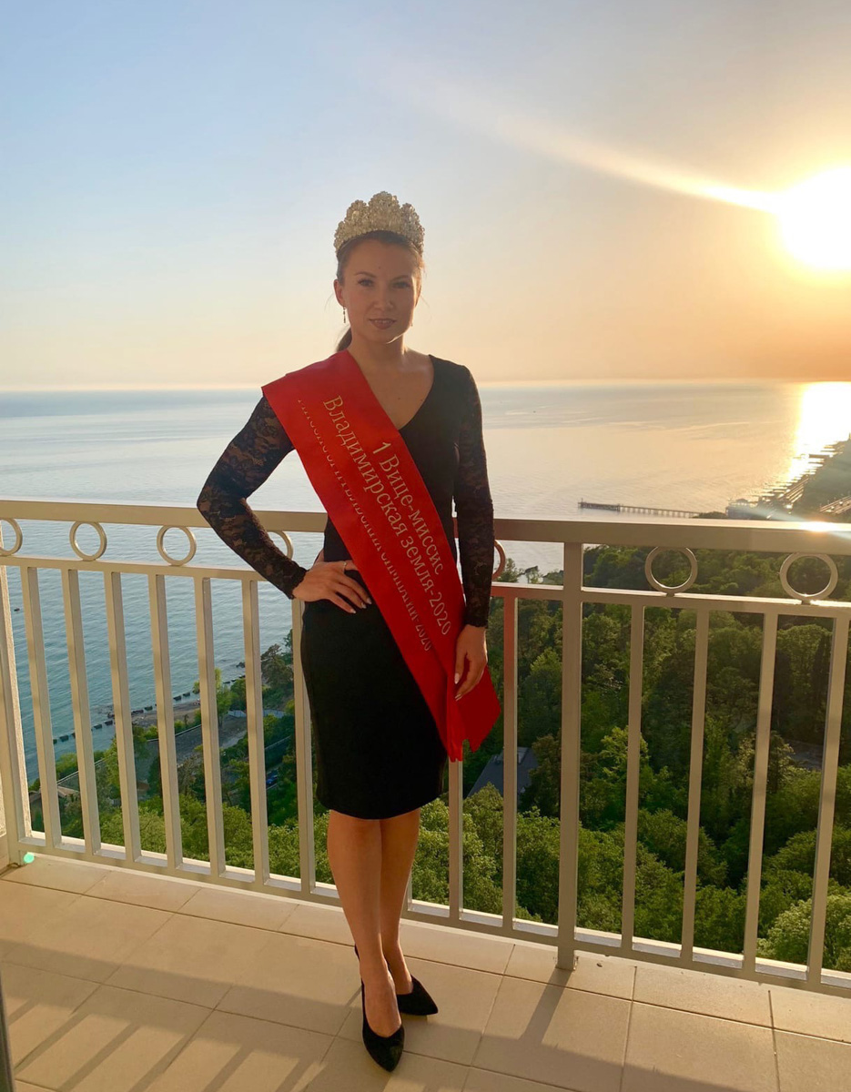 Юлия Плотникова вернулась домой с одним из главных титулов и роскошной короной победительницы и уже успела рассказать нам про свое участие в конкурсе.