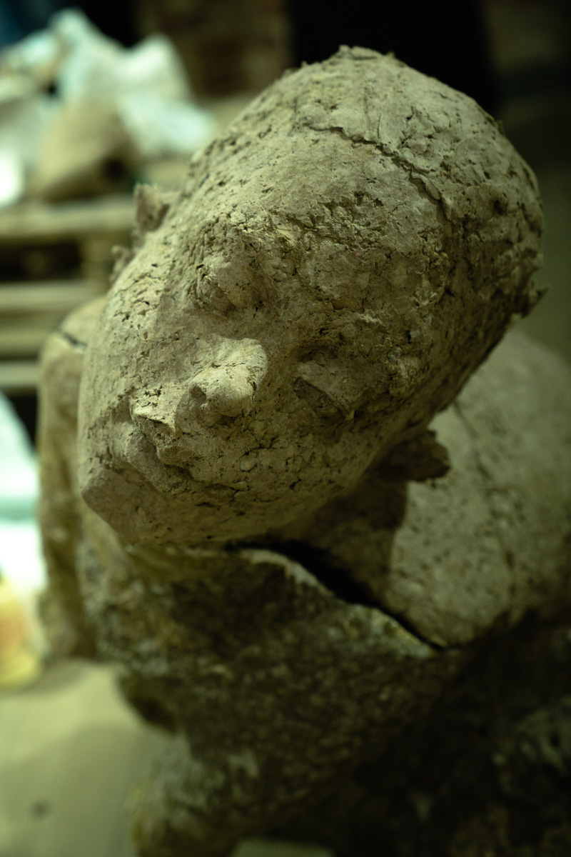 Член Союза художников России Пётр Мавшов вместе со студентами создал необычную скульптуру. Похожая на мрамор, на деле упитанная балерина родилась из массы размоченных яичных упаковок.