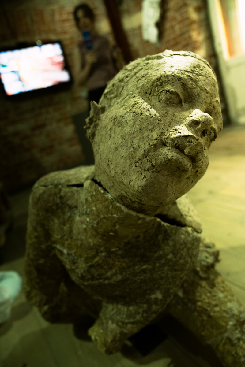 Член Союза художников России Пётр Мавшов вместе со студентами создал необычную скульптуру. Похожая на мрамор, на деле упитанная балерина родилась из массы размоченных яичных упаковок.