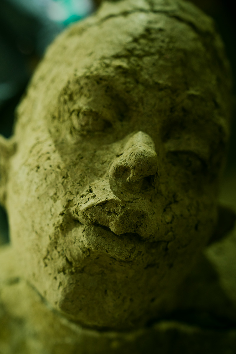 Член Союза художников России Пётр Мавшов вместе со студентами создал необычную скульптуру. Похожая на мрамор, на деле упитанная балерина родилась из массы размоченных яичных упаковок.