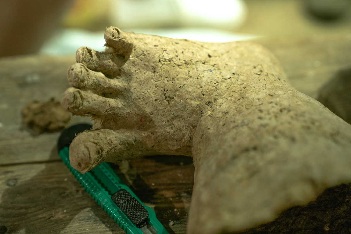 Член Союза художников России Пётр Мавшов вместе со студентами создал необычную скульптуру. Похожая на мрамор, на деле упитанная балерина родилась из массы размоченных яичных упаковок.