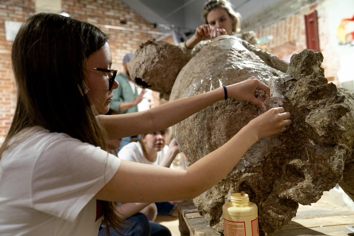 Член Союза художников России Пётр Мавшов вместе со студентами создал необычную скульптуру. Похожая на мрамор, на деле упитанная балерина родилась из массы размоченных яичных упаковок.