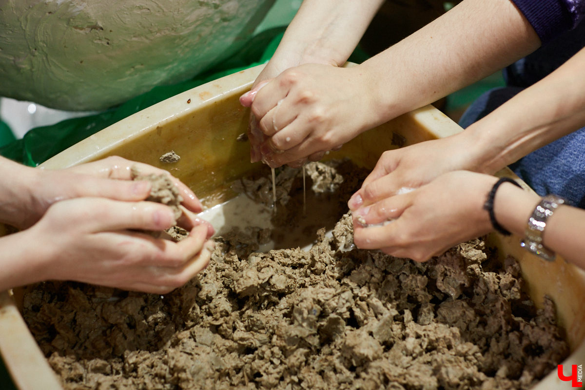 Член Союза художников России Пётр Мавшов вместе со студентами создал необычную скульптуру. Похожая на мрамор, на деле упитанная балерина родилась из массы размоченных яичных упаковок.