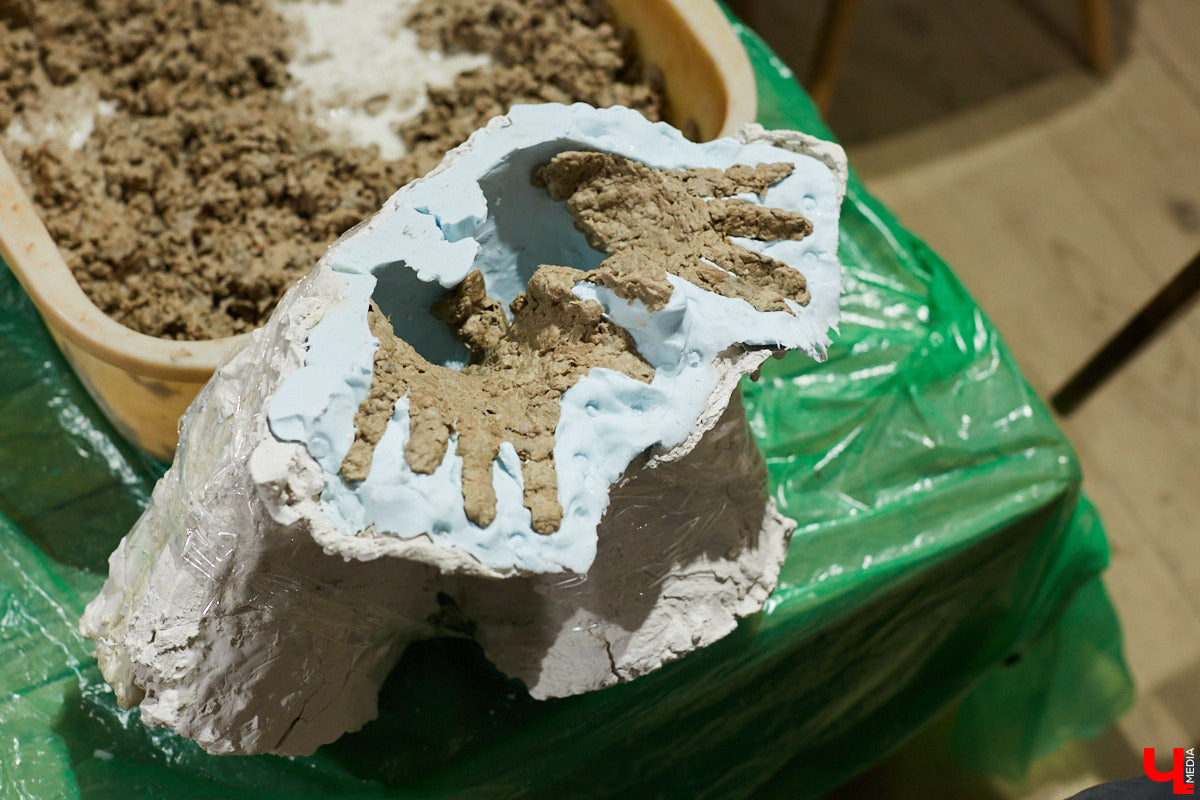 Член Союза художников России Пётр Мавшов вместе со студентами создал необычную скульптуру. Похожая на мрамор, на деле упитанная балерина родилась из массы размоченных яичных упаковок.