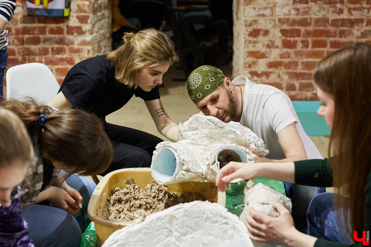 Член Союза художников России Пётр Мавшов вместе со студентами создал необычную скульптуру. Похожая на мрамор, на деле упитанная балерина родилась из массы размоченных яичных упаковок.