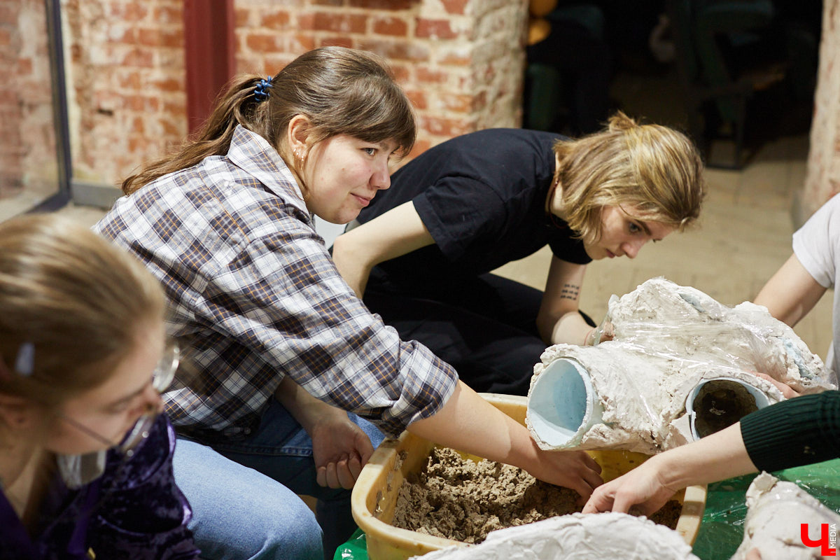 Член Союза художников России Пётр Мавшов вместе со студентами создал необычную скульптуру. Похожая на мрамор, на деле упитанная балерина родилась из массы размоченных яичных упаковок.